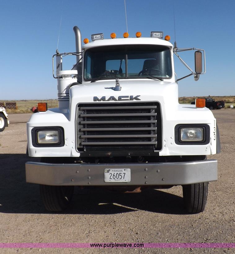 image for item I8450 1997 Mack RD688S semi truck