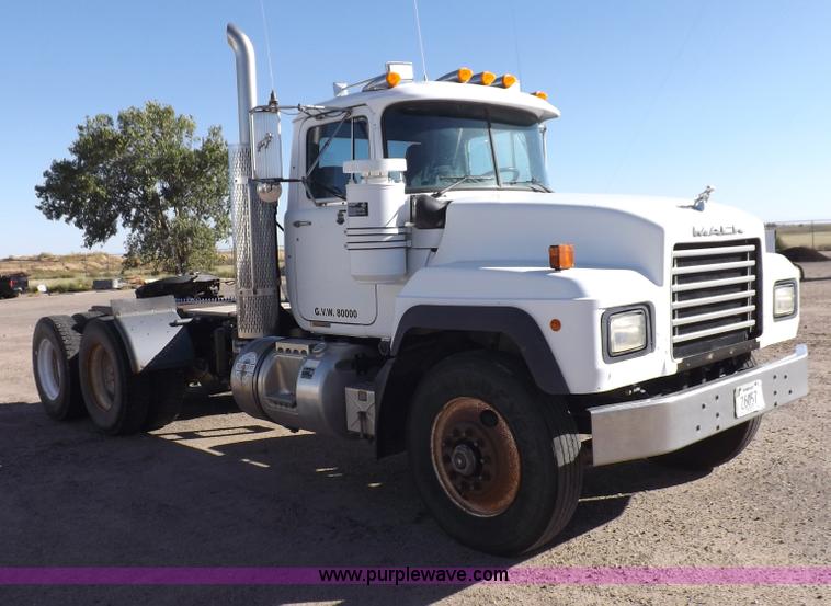 image for item I8450 1997 Mack RD688S semi truck