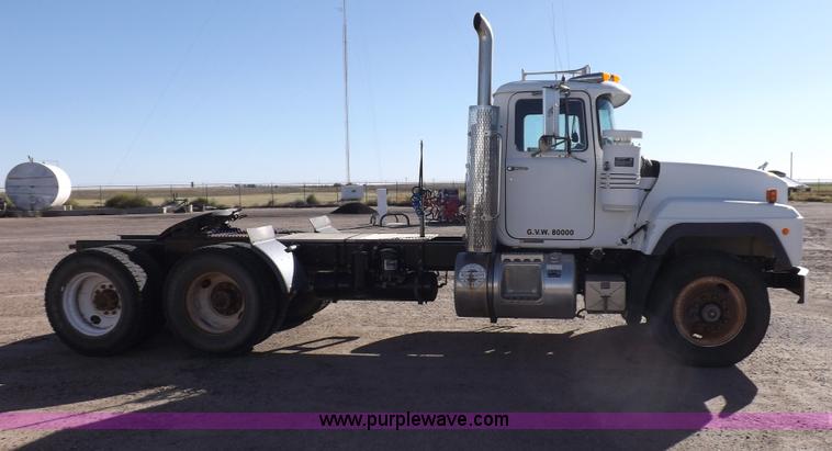 image for item I8450 1997 Mack RD688S semi truck