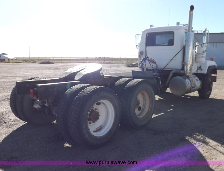 image for item I8450 1997 Mack RD688S semi truck
