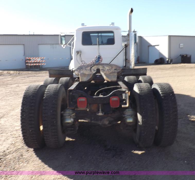 image for item I8450 1997 Mack RD688S semi truck