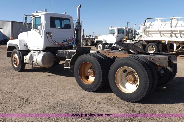 image for item I8450 1997 Mack RD688S semi truck
