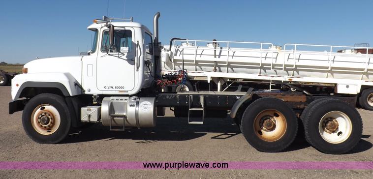 image for item I8450 1997 Mack RD688S semi truck
