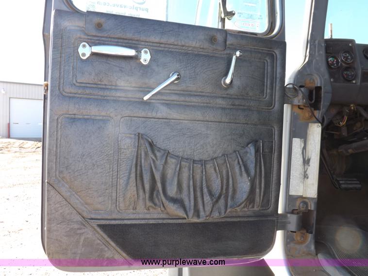 image for item I8450 1997 Mack RD688S semi truck