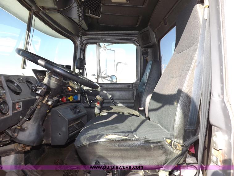 image for item I8450 1997 Mack RD688S semi truck