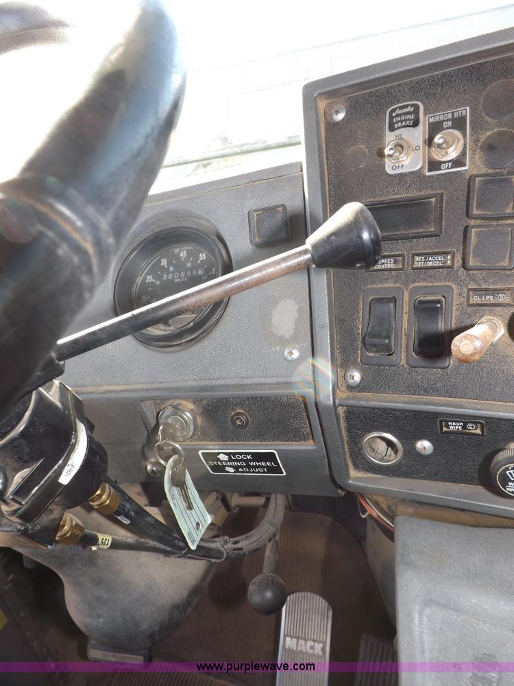 image for item I8450 1997 Mack RD688S semi truck