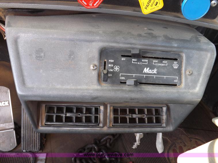 image for item I8450 1997 Mack RD688S semi truck