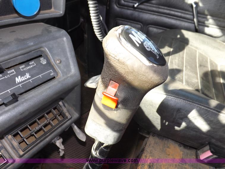 image for item I8450 1997 Mack RD688S semi truck