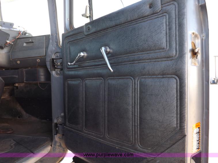 image for item I8450 1997 Mack RD688S semi truck