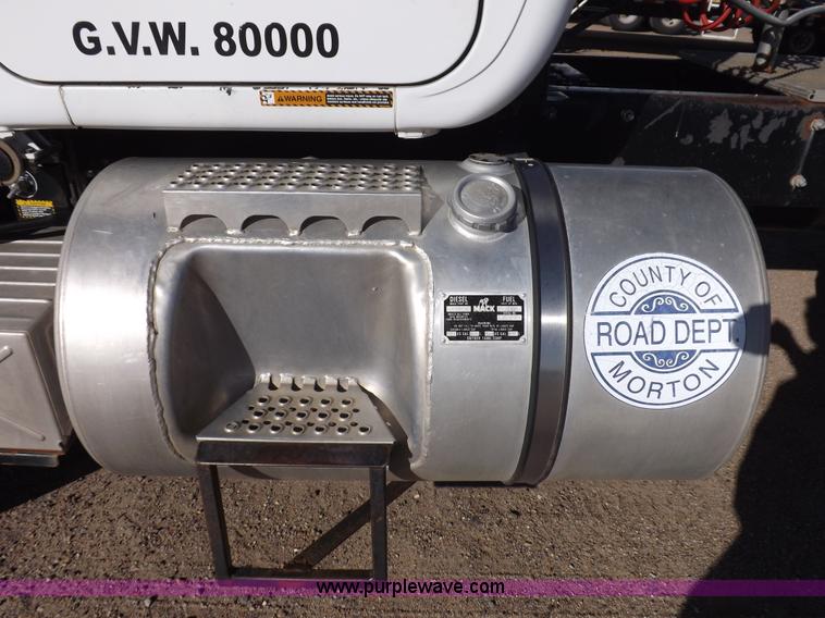 image for item I8450 1997 Mack RD688S semi truck