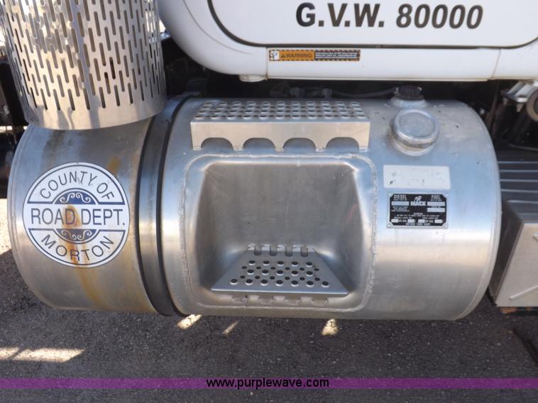 image for item I8450 1997 Mack RD688S semi truck