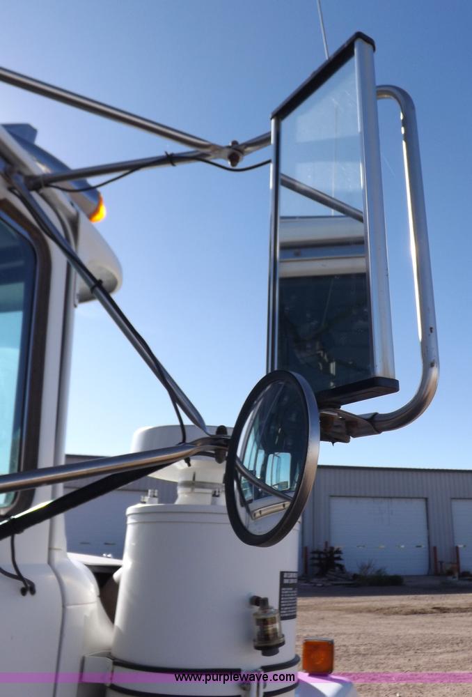 image for item I8450 1997 Mack RD688S semi truck