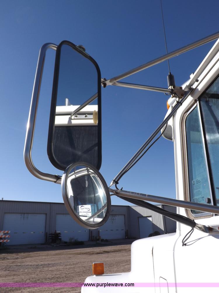 image for item I8450 1997 Mack RD688S semi truck