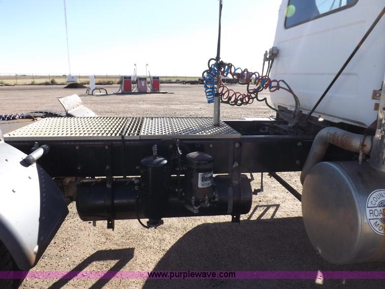 image for item I8450 1997 Mack RD688S semi truck