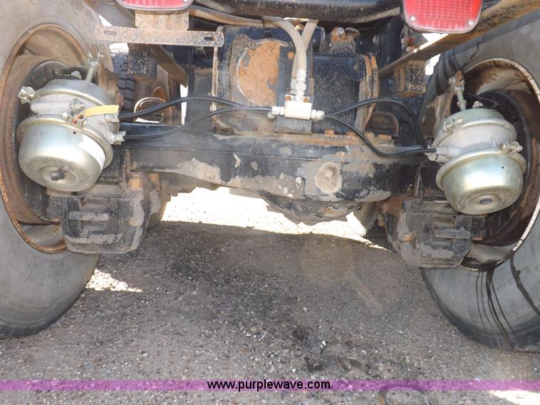 image for item I8450 1997 Mack RD688S semi truck