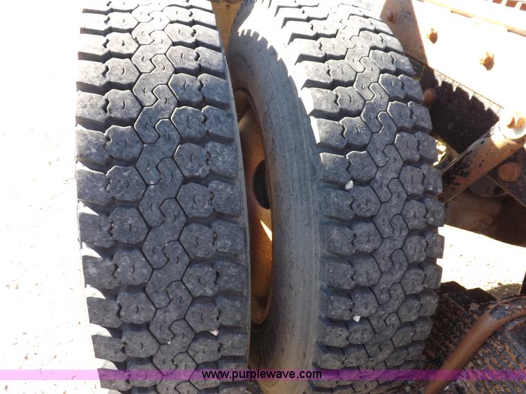 image for item I8450 1997 Mack RD688S semi truck