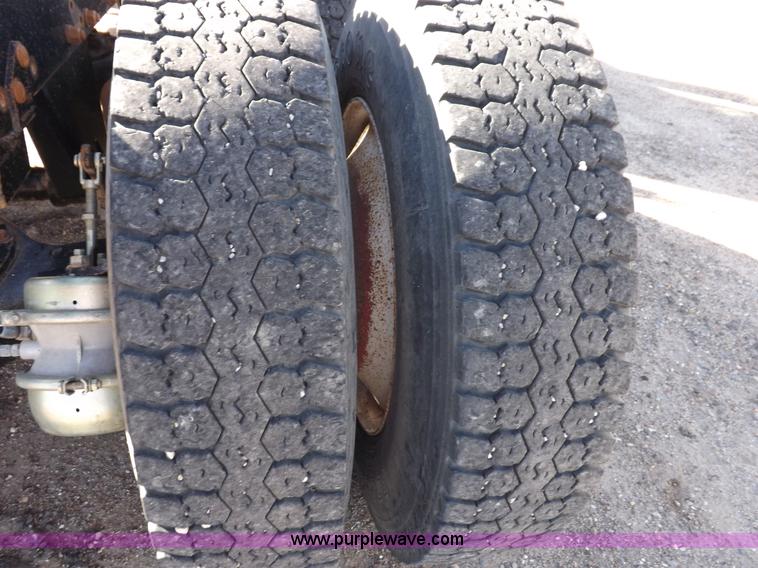 image for item I8450 1997 Mack RD688S semi truck