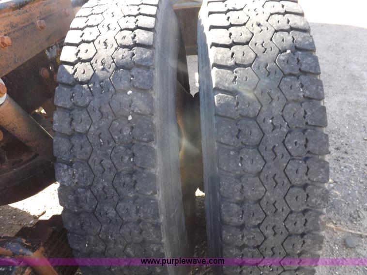 image for item I8450 1997 Mack RD688S semi truck