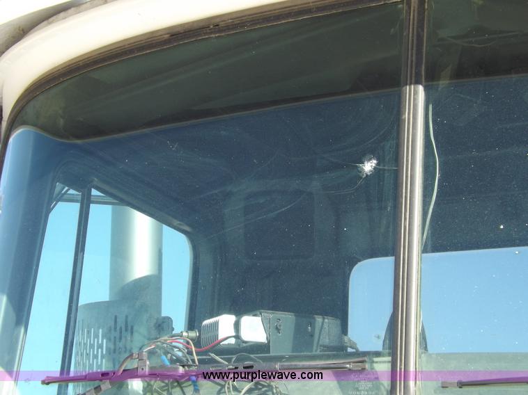 image for item I8450 1997 Mack RD688S semi truck