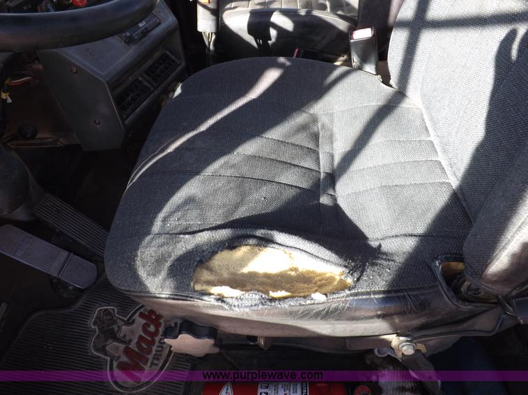 image for item I8450 1997 Mack RD688S semi truck