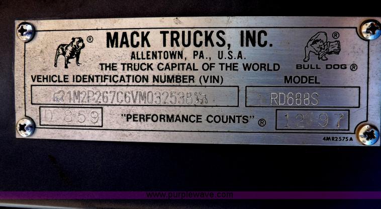 image for item I8450 1997 Mack RD688S semi truck