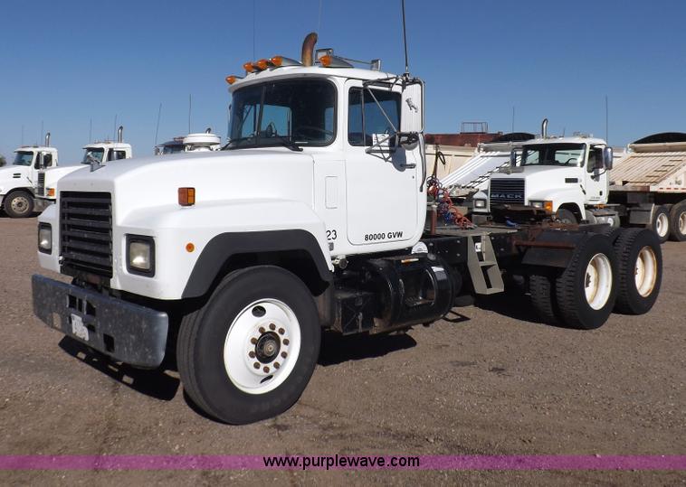 image for item I8451 1992 Mack RD688S semi truck