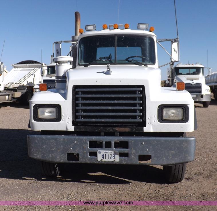 image for item I8451 1992 Mack RD688S semi truck