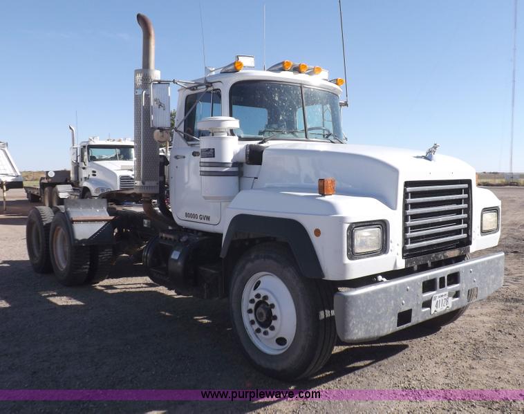 image for item I8451 1992 Mack RD688S semi truck