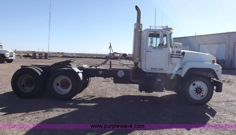 image for item I8451 1992 Mack RD688S semi truck