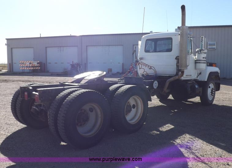 image for item I8451 1992 Mack RD688S semi truck