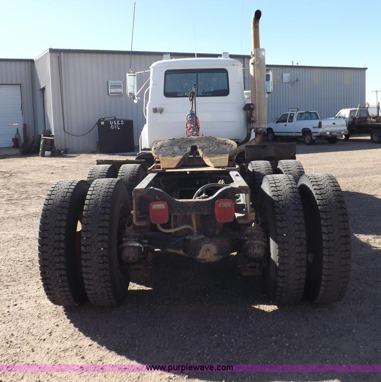 image for item I8451 1992 Mack RD688S semi truck