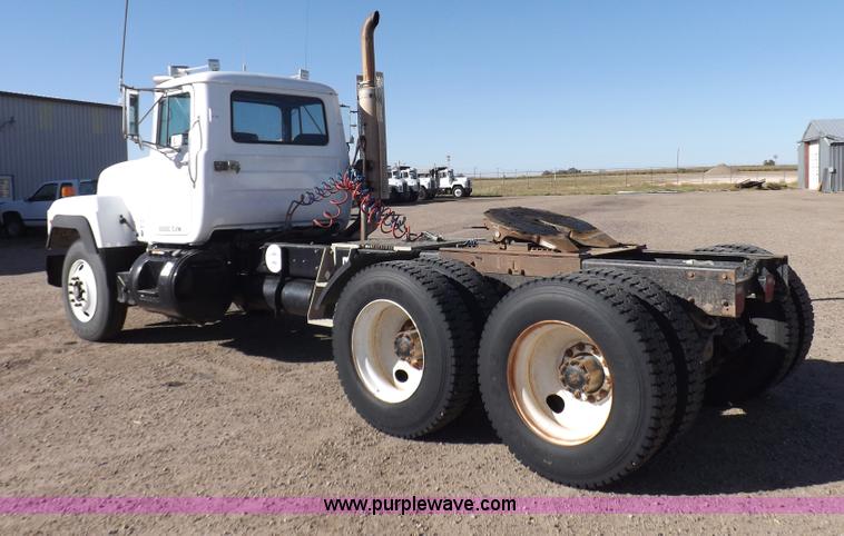 image for item I8451 1992 Mack RD688S semi truck