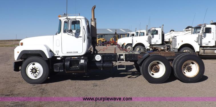 image for item I8451 1992 Mack RD688S semi truck