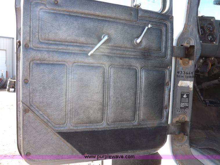 image for item I8451 1992 Mack RD688S semi truck