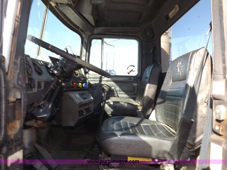 image for item I8451 1992 Mack RD688S semi truck