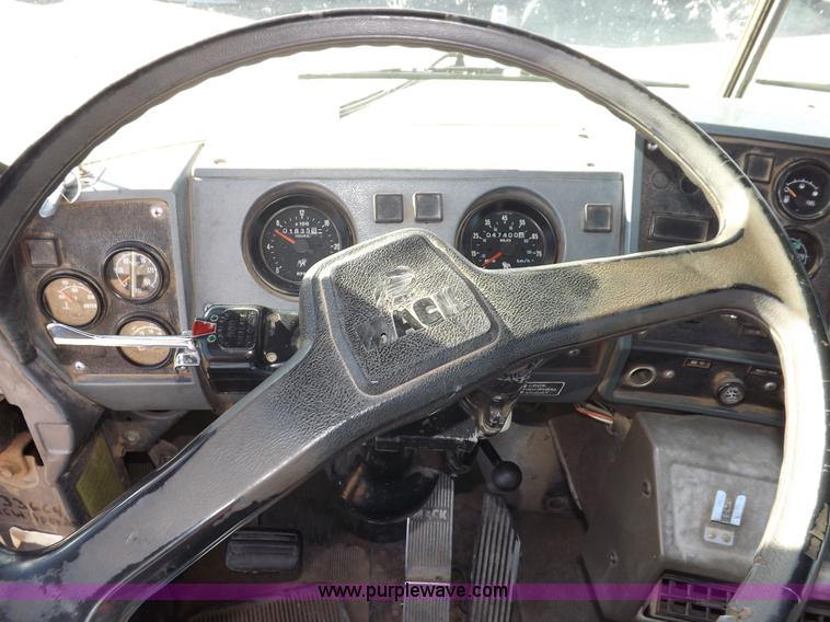 image for item I8451 1992 Mack RD688S semi truck