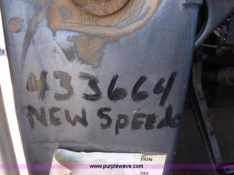 image for item I8451 1992 Mack RD688S semi truck