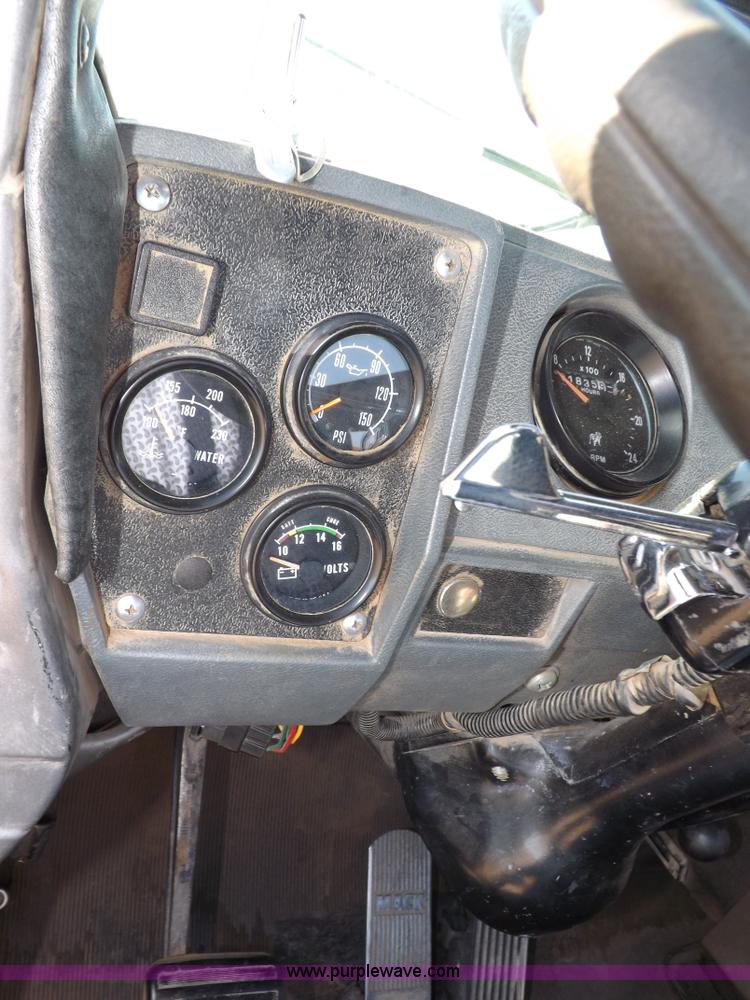 image for item I8451 1992 Mack RD688S semi truck