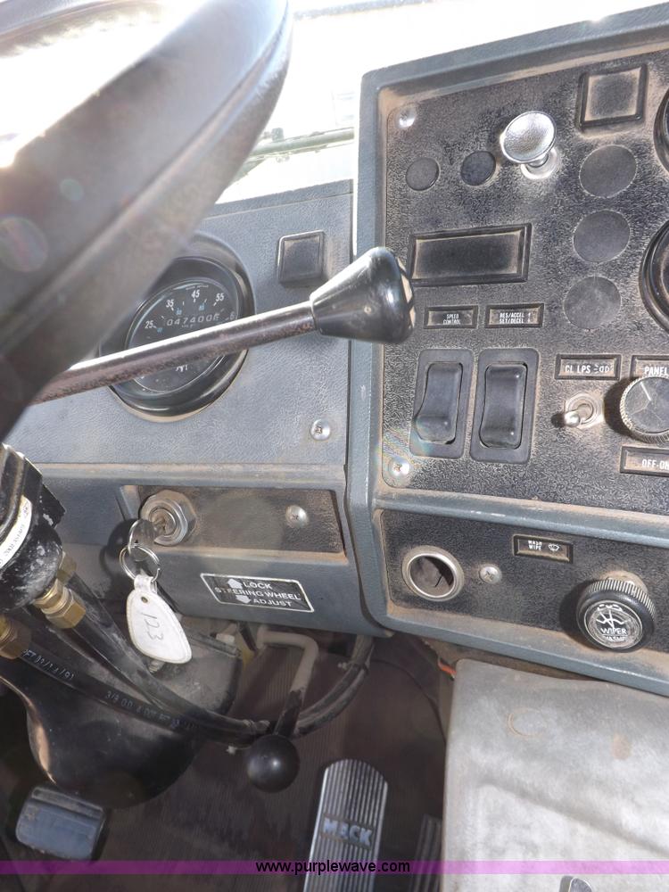 image for item I8451 1992 Mack RD688S semi truck