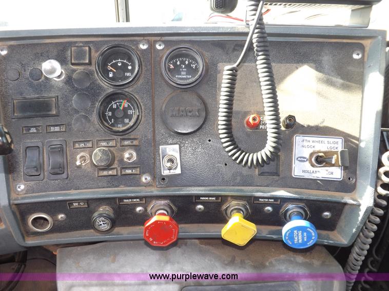 image for item I8451 1992 Mack RD688S semi truck