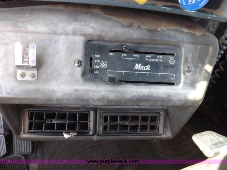 image for item I8451 1992 Mack RD688S semi truck