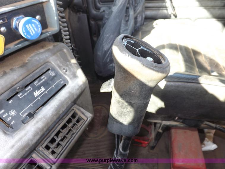 image for item I8451 1992 Mack RD688S semi truck