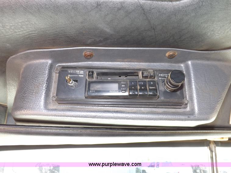 image for item I8451 1992 Mack RD688S semi truck