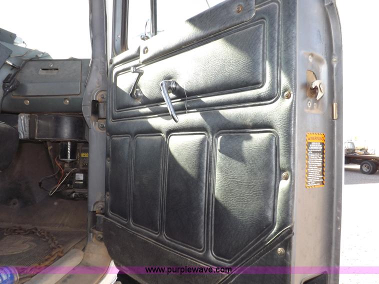 image for item I8451 1992 Mack RD688S semi truck