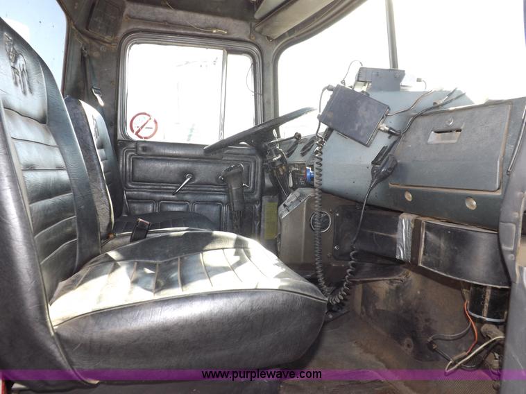 image for item I8451 1992 Mack RD688S semi truck