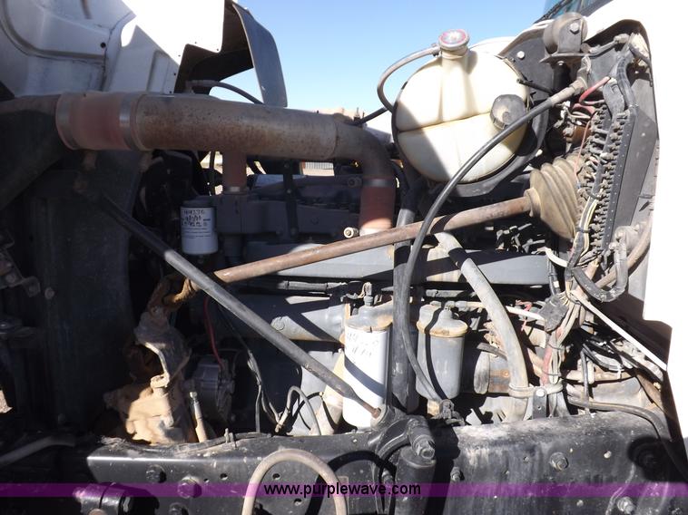 image for item I8451 1992 Mack RD688S semi truck