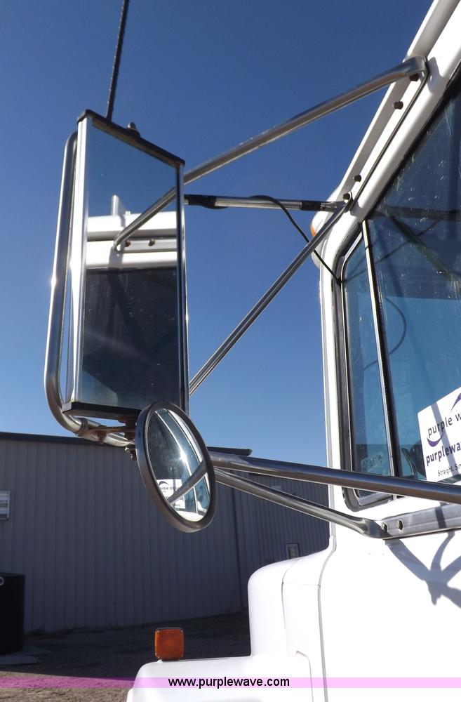 image for item I8451 1992 Mack RD688S semi truck