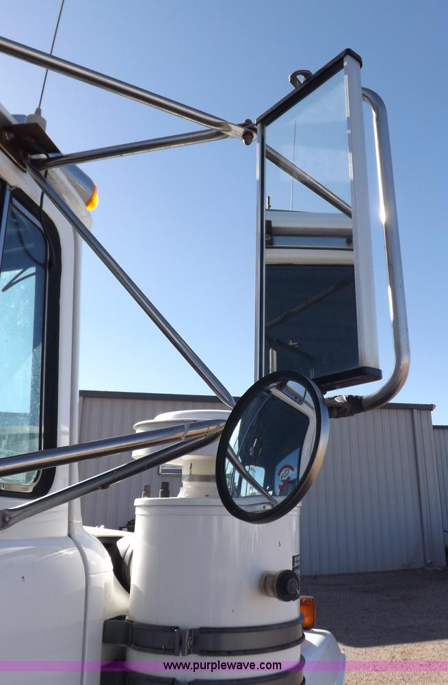 image for item I8451 1992 Mack RD688S semi truck