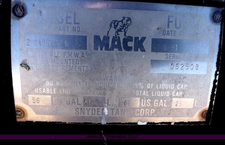 image for item I8451 1992 Mack RD688S semi truck