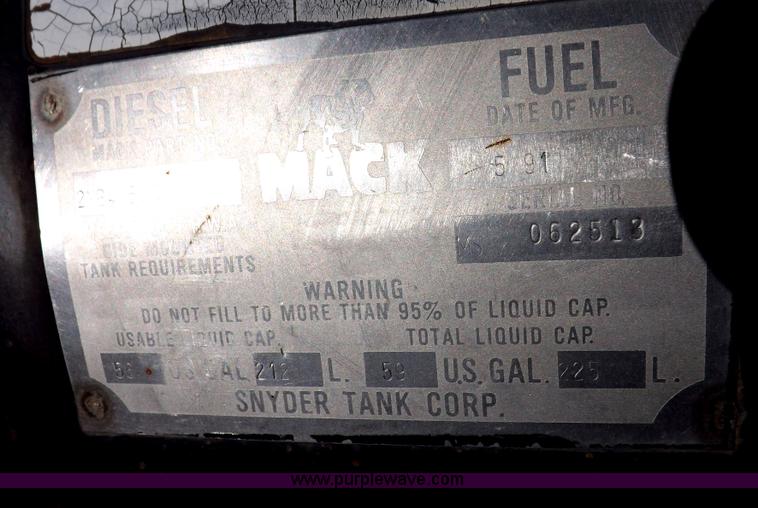 image for item I8451 1992 Mack RD688S semi truck